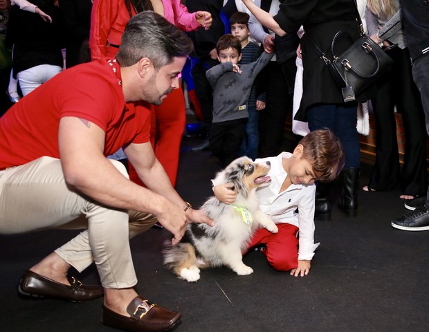 Henry ganha cachorro de presente (Foto: Manuela Scarpa/Brazil News)
