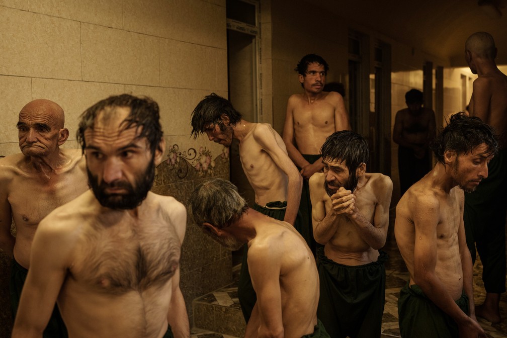 1º de outubro - Usuários de drogas detidos durante uma operação do Talibã esperam para ser barbeados depois de chegarem ao Hospital Médico Avicenna para Tratamento de Drogas em Cabul, no Afeganistão — Foto: Felipe Dana/AP
