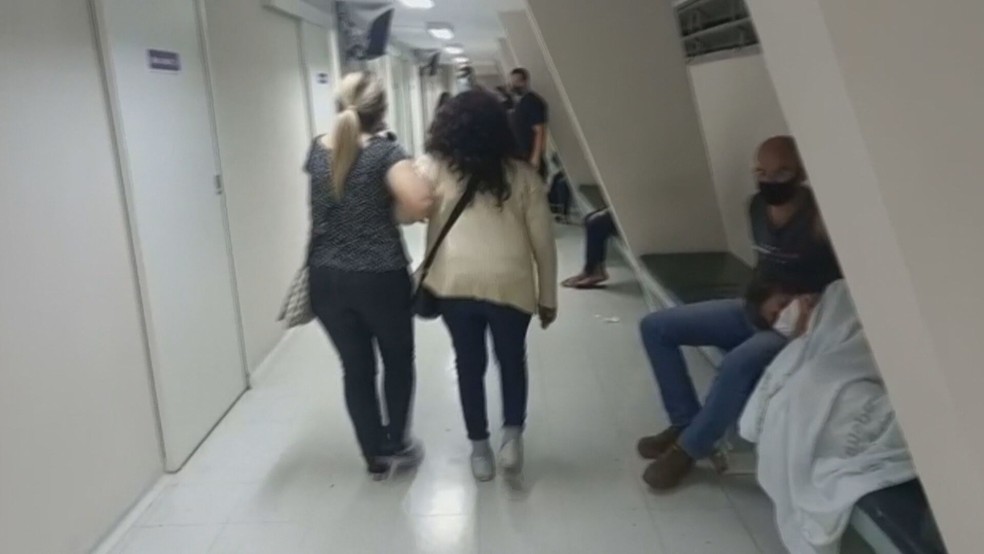 Pacientes ficam deitados em corredores à espera de atendimento no Hospital do Servidor, na Zona Sul de SP — Foto: Reprodução TV Globo