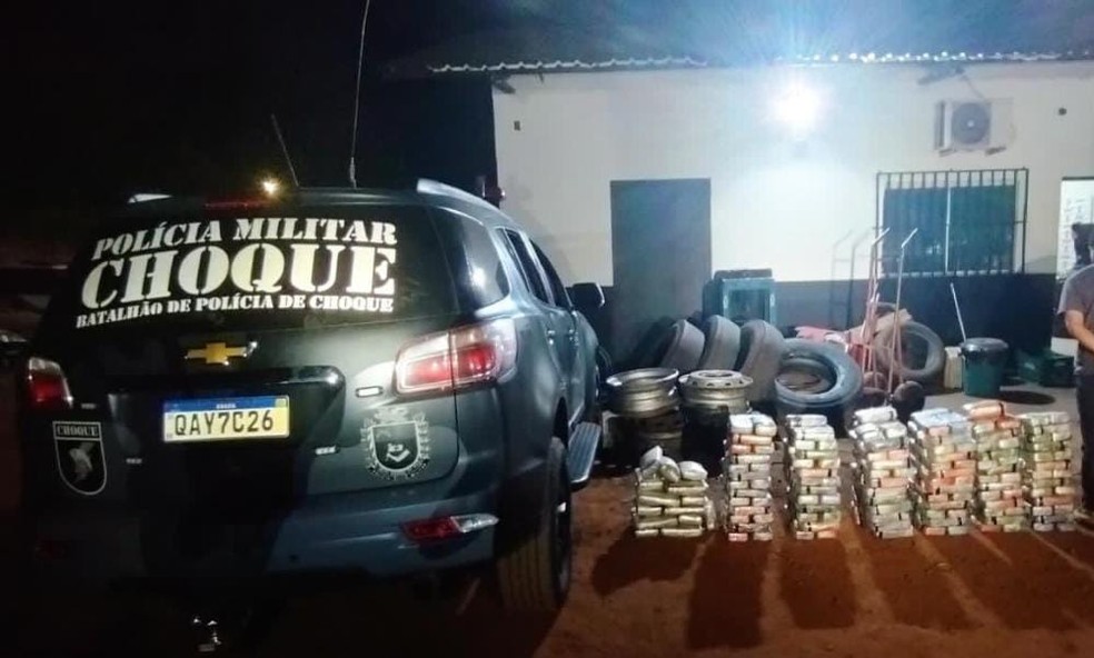 A droga estava escondida nas rodas traseiras do caminhão, totalizando 240 kg. — Foto: Batalhão de Polícia de Choque/Reprodução