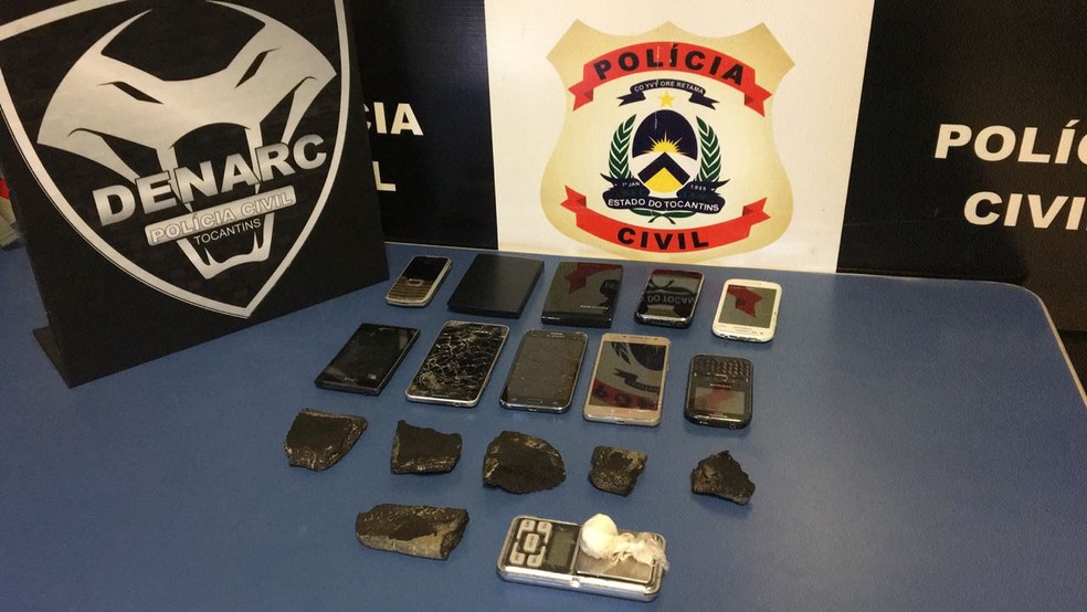 Haxixe, cocaína e aparelhos celulares apreendidos na operação em Tocantins (Foto: Polícia Civil/Divulgação)