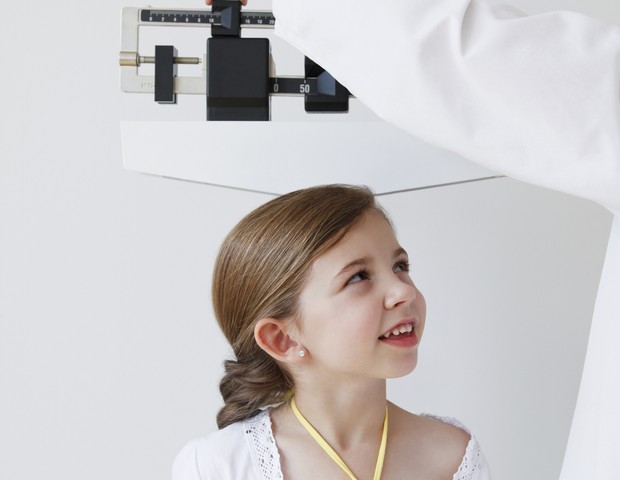 Pediatra mede o peso da criança (Foto: Getty Image)