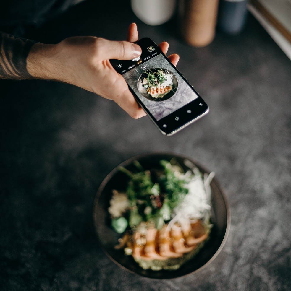 Redes sociais ganharam um papel importante na hora de escolher o que comer — Foto: Pexels