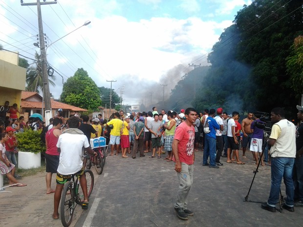Cerca de 100 pessoas protestam por melhorias na Raposa (MA) (Foto: Jacelena Dourado/Imirante)