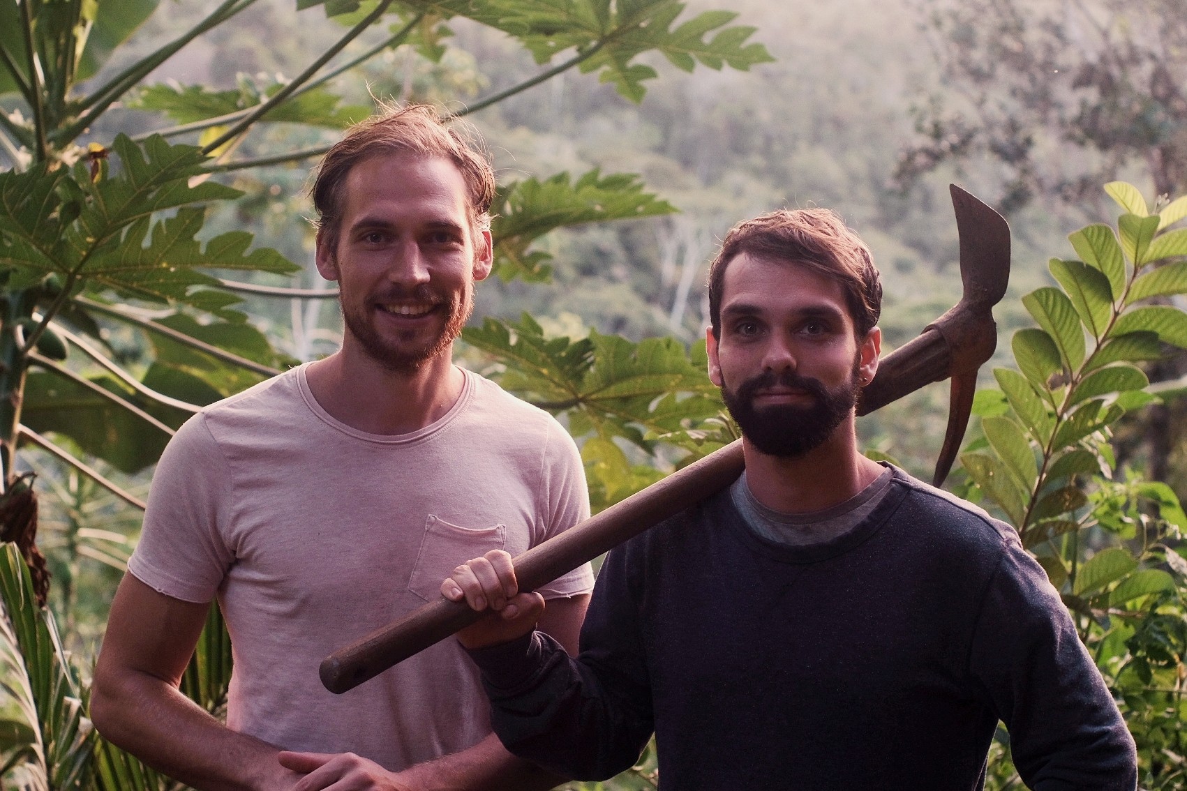 Casal Felipe Andrade Vieira Maciel e Philipp Uhl decidiu deixar a cidade em viver no campo durante a pandemia  (Foto: Arquivo Pessoal)