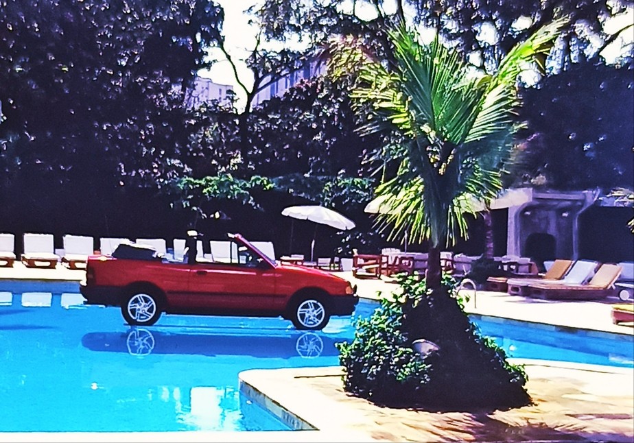 O Ford Escort XR3 conversível dentro na piscina do Mar Hotel, em Recife, em 1987
