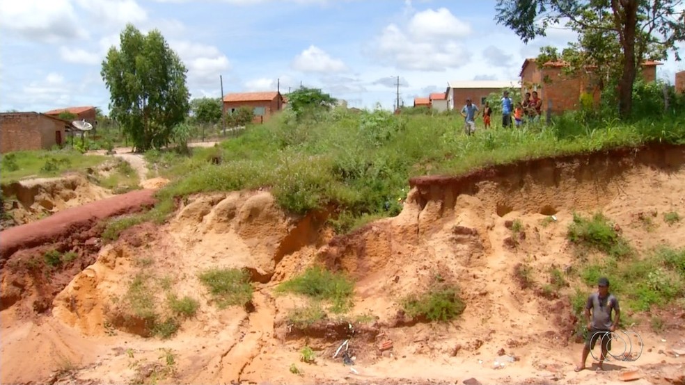 Moradores podem ter casas engolidas (Foto: ReproduÃ§Ã£o/TV Anhanguera)
