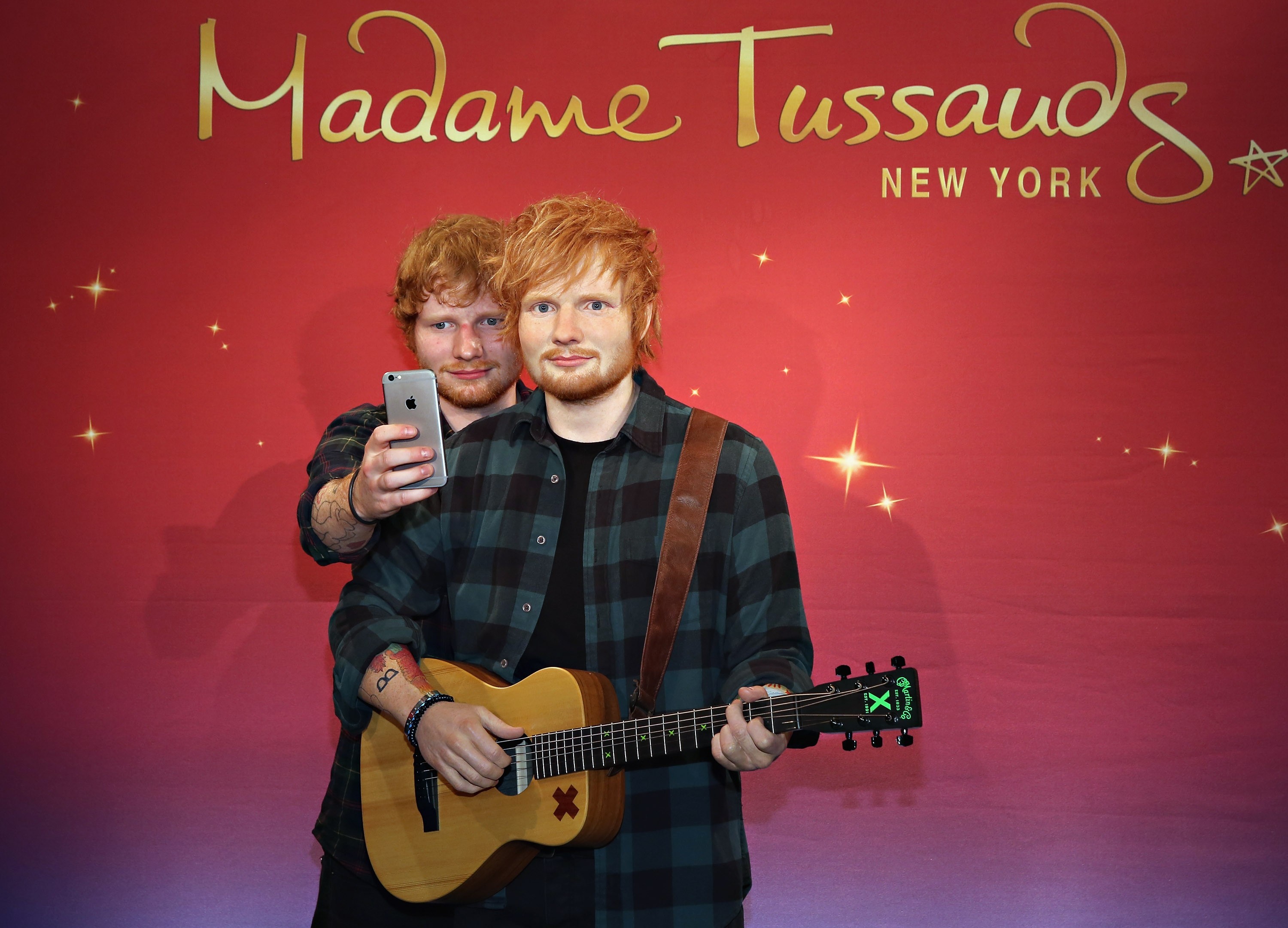 Ed Sheeran com a sua figura de cera no Madame Tussauds (Foto: Getty Images)