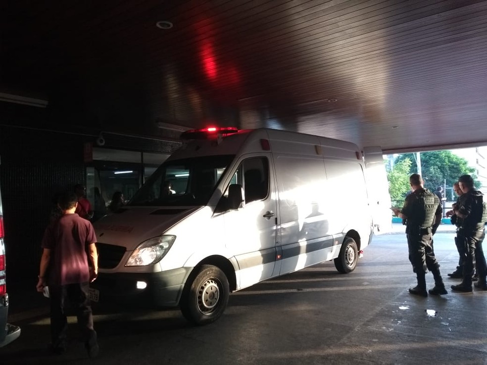 Guarda municipal, mulher e assaltante foram  Hospital Walfredo Gurgel, em Natal — Foto: Acson Freitas/Inter TV Cabugi