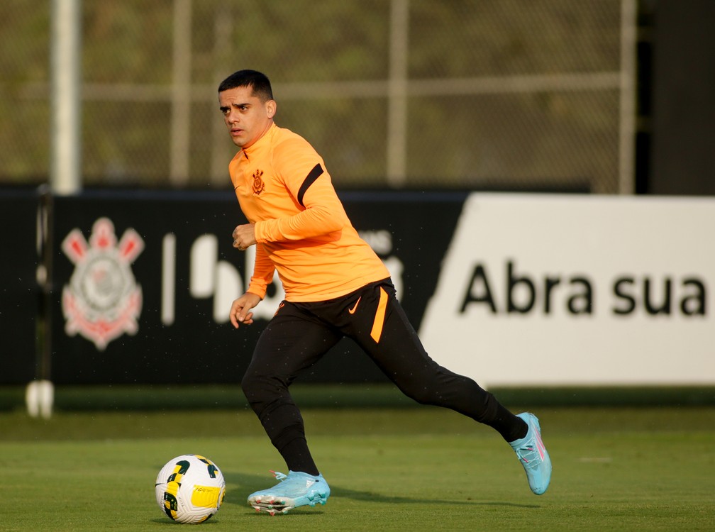 Fagner pode chegar em número importante pelo Corinthians