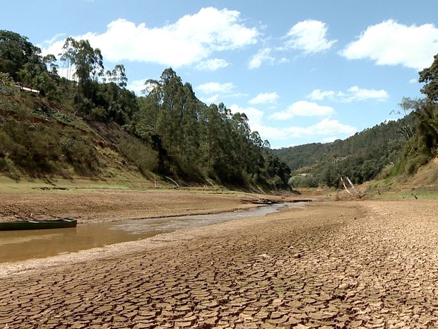 Rio Santa Maria da Vitória está praticamente seco (Foto: Reprodução/ TV Gazeta)
