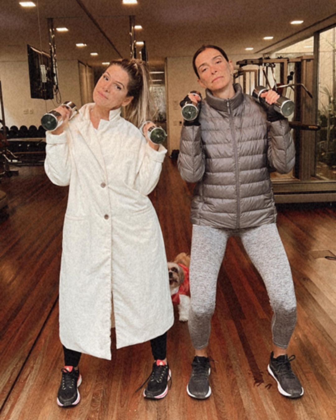 Ingrid Guimarães e Mônica Martelli posam de casaco na academia: 'frio com dignidade' (Foto: reprodução/instagram)