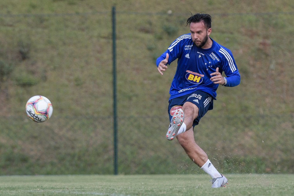 Giovanni Piccolomo pode ficar à disposição contra o Paraná — Foto: Gustavo Aleixo / Cruzeiro