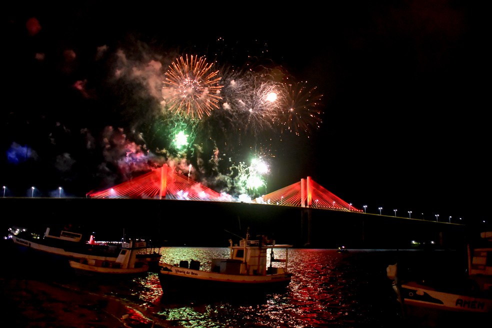 Queima de fogos na ponte Newton Navarro, em Natal — Foto: Pedro Vitorino