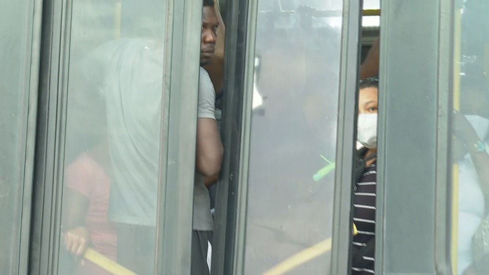 Ônibus do BRT circulam lotados um dia após paralisação dos motoristas — Foto: Reprodução/ TV Globo