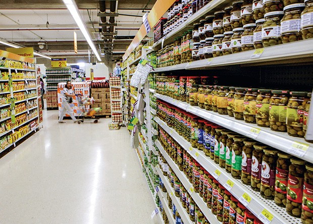 Empresa;Consumo;Walmart;corredores de um supermercado do Walmart (Foto: Agência O Globo)