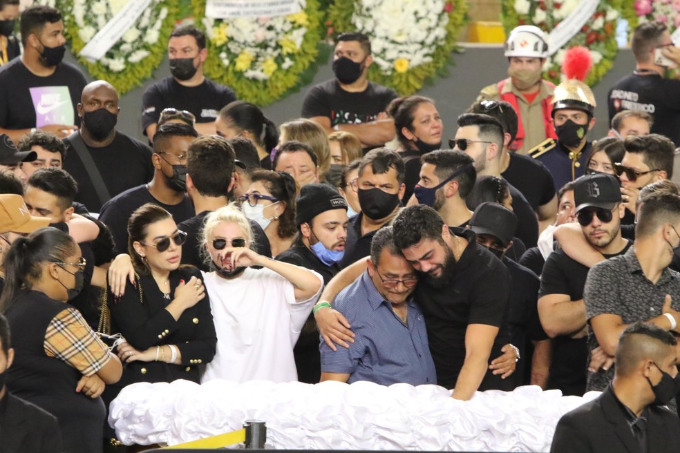 Familiares e amigos se despedem de Mar&iacute;lia Mendon&ccedil;a em vel&oacute;rio da cantora. &mdash; Foto:  BECKER/FUTURA PRESS/ESTAD&Atilde;O CONTE&Uacute;DO