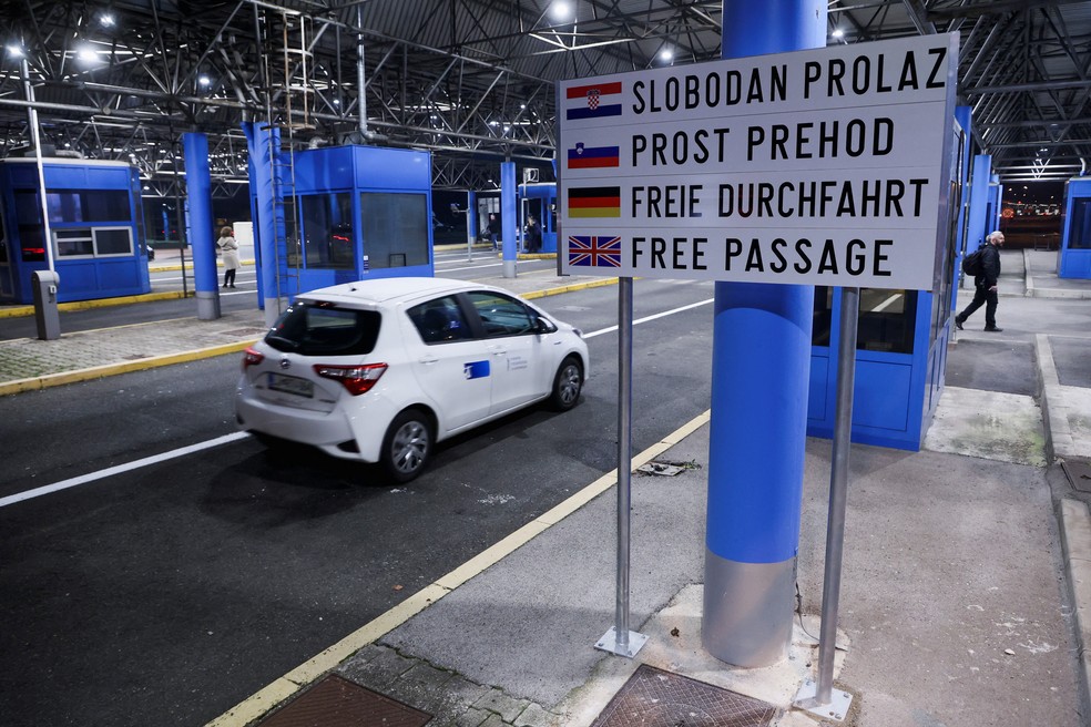 Um veículo passa pela fronteira da Croácia conforme o país entra no Espaço Schengen, área de livre circulação dentro da União Europeia — Foto: REUTERS/Borut Zivulovic