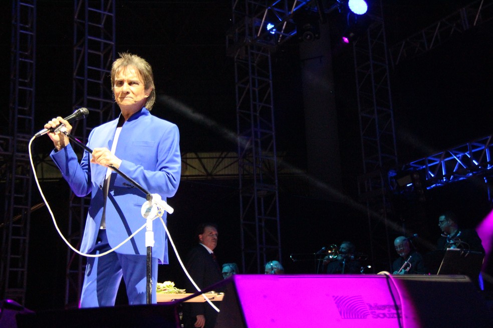 Roberto Carlos emociona p&uacute;blico com desfile de hits durante show em Manaus  | Amazonas | G1