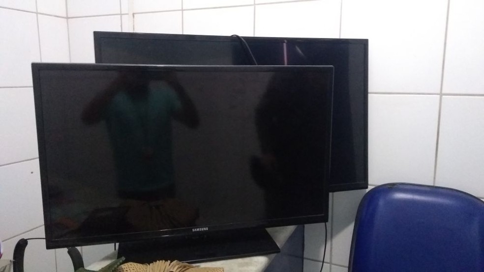 Criminosos também escondiam televisores roubados na casa alugada por eles (Foto: Matheus Tenório/G1)