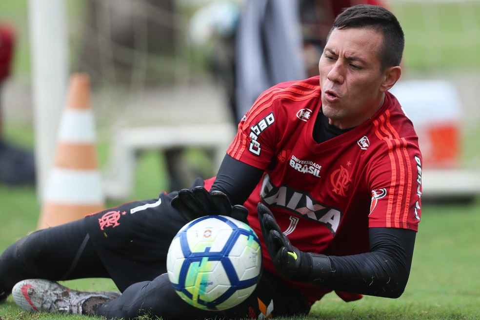 Diego Alves se recusou a viajar para Curitiba por não aceitar a reserva — Foto: Gilvan de Souza