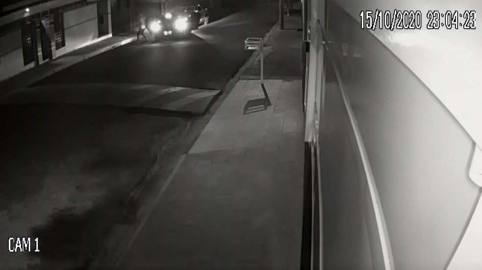 Câmera registra roubo a carro em Vista Alegre do Alto (SP) — Foto: Reprodução / EPTV
