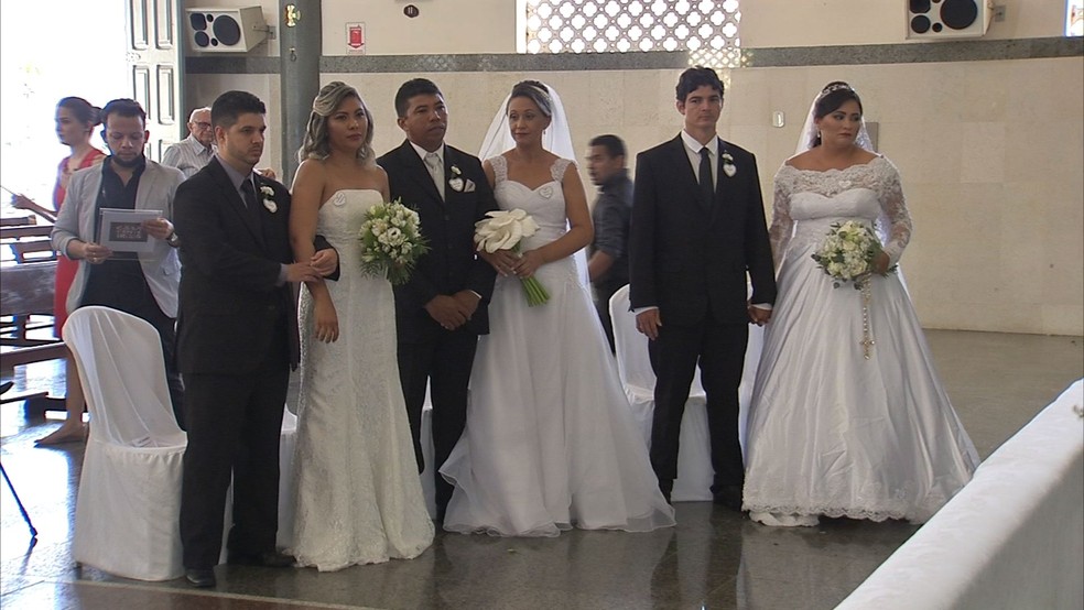 Casamento coletivo ocorreu em diferentes igrejas devido às relgiões dos pares (Foto: TV Verdes Mares/Reprodução)