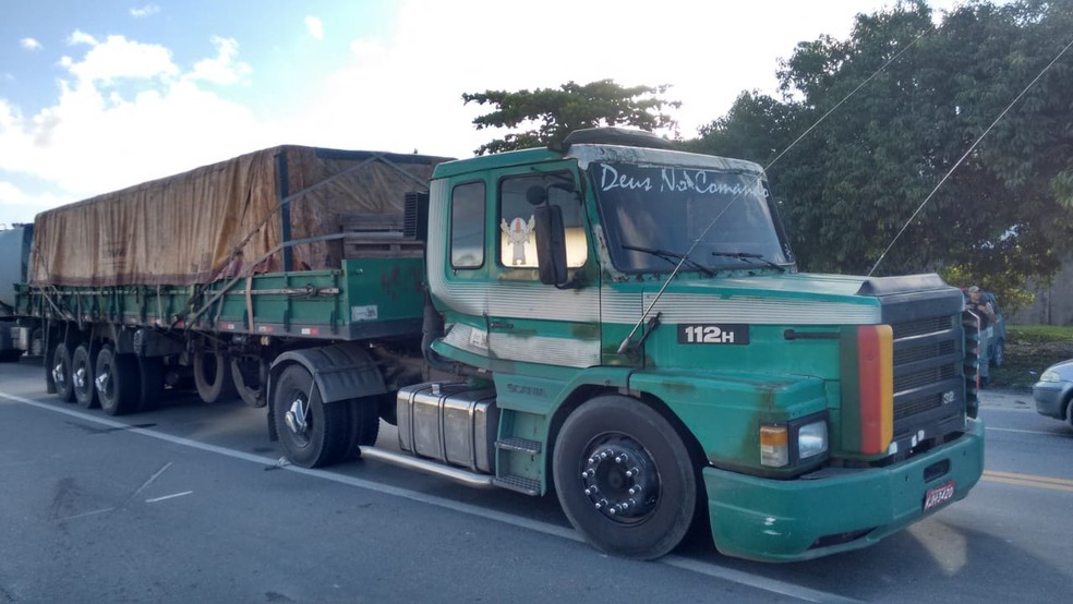 Caminhão foi assaltado na madrugada desta quinta-feira (21) — Foto: Polícia Militar/Divulgação