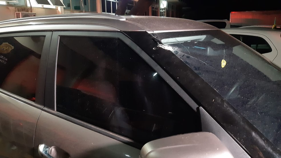 Carro onde estavam psic&oacute;loga e beb&ecirc; de dois meses foi atingido por disparo durante confronto entre assaltantes e policial &mdash; Foto: S&eacute;rgio Henrique Santos/Inter TV Cabugi