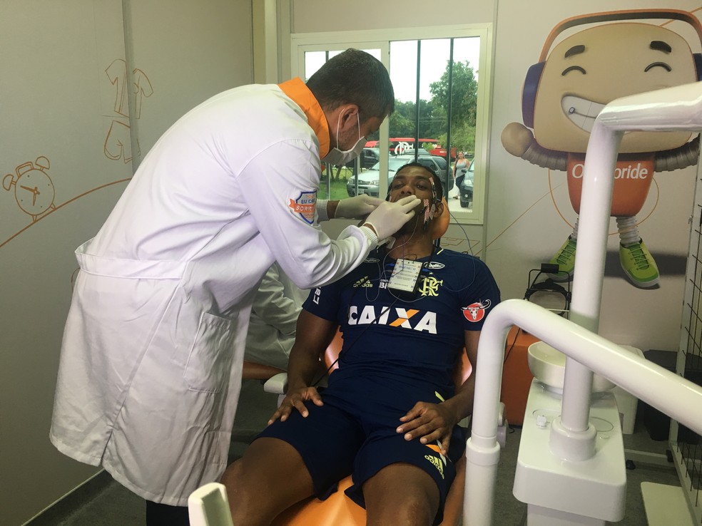 Em 2018, o jogador de futebol Orlando Berrío, então no Flamengo, fez tratamento dentário, com uso de placa ortodôntica, visando melhorar a recuperação de uma lesão no joelho — Foto: Giba Perez/GloboEsporte.com