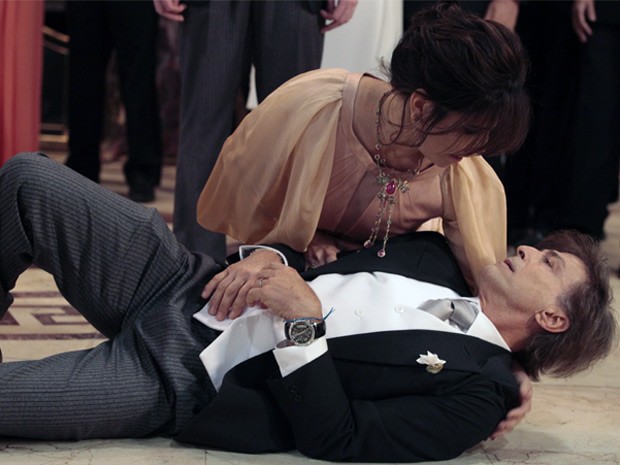 Vitório cai ao chão, e Roberta tenta ajudá-lo (Foto: Guerra dos Sexos / TV Globo)
