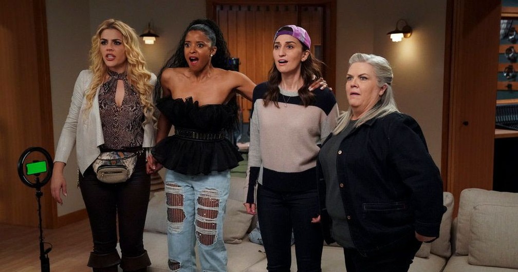 Busy Philipps, Renée Elise Goldsberry,  Sara Bareilles e  Paula Pell em cena de "Girls5Eva", do Globoplay — Foto: Divulgação/Globoplay