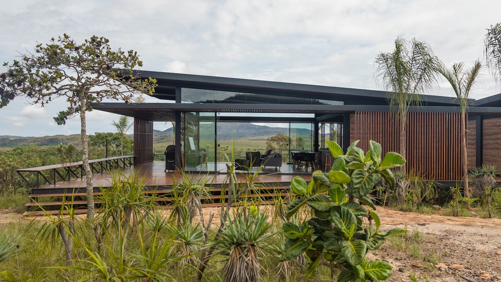 ÁREA SOCIAL | O módulo social pode ser uma sala aconchegante com lareira em noites frias ou uma ampla varanda nos dias de sol — Foto: Bernardo Moreira / Divulgação