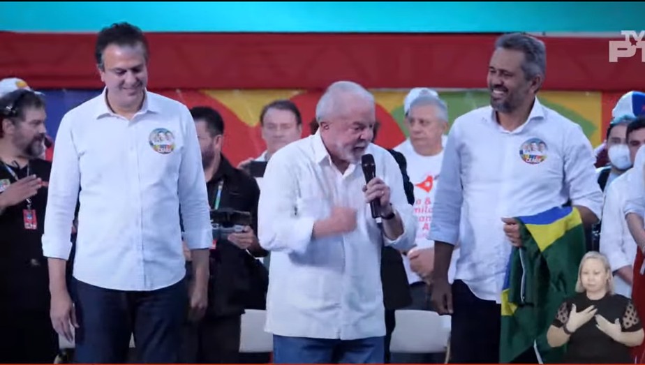 Lula participa de evento no Ceará ao lado do ex-governador Camilo Santana (PT) e do candidato ao governo Elmano Freitas (PT)