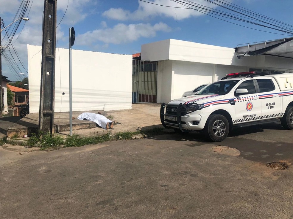Jovem em situação de rua é encontrado morto em frente a unidade hospitalar em São Luís — Foto: Adriano Soares/Grupo Mirante