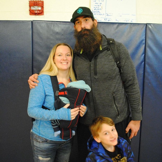 O lutador Brodie Lee e a mulher, Amanda Huber, e os filhos (Foto: Reprodução/Instagram)