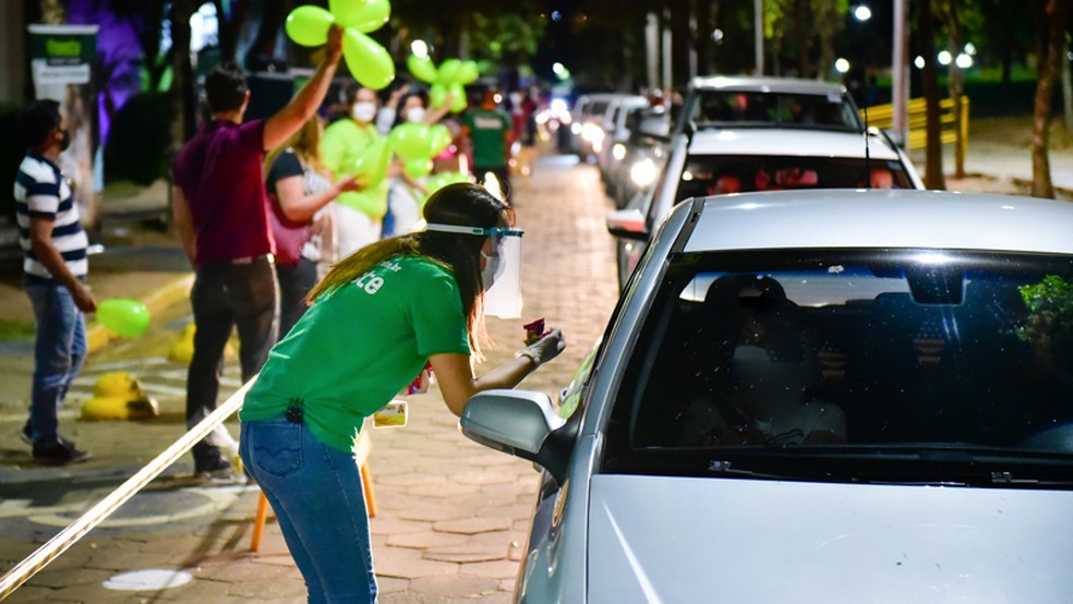 Em duas horas de atividade, mais de mil estudantes passaram pelo drive-thru da Unoeste — Foto: Ector Gervasoni 