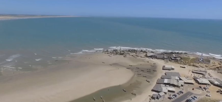Sem água, moradores e comerciantes da Praia Pedra do Sal dependem de carro-pipa no Litoral do Piauí