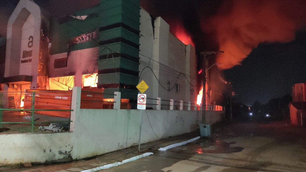 Incêndio de grandes proporções atingiu loja na noite dessa segunda-feira (26)  — Foto: Arquivo/Corpo de Bombeiros
