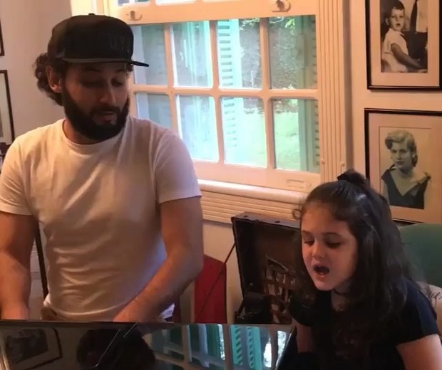 Maysa canta com o tio Rafael Almeida (Foto: Reprodução/Instagram)