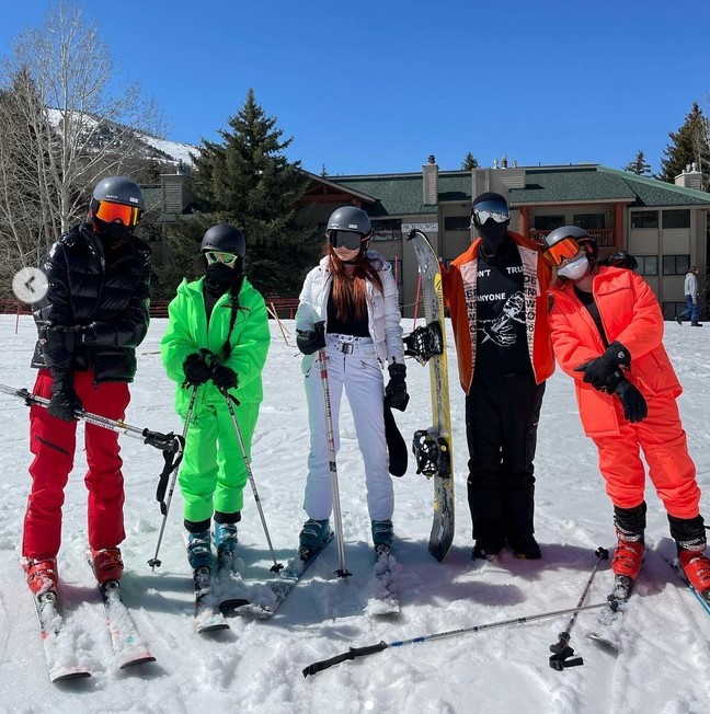 Kourtney Kardashian, em Utah, com Travis Barker e seus três filhos Alabama, Atiana e Landon. (Foto: Instagram)