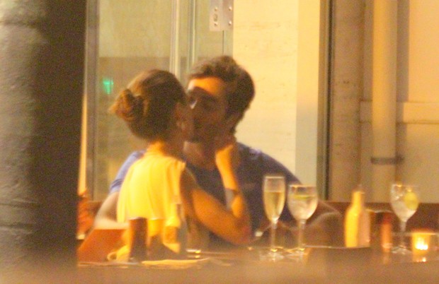 Isis Valverde curte noite romântica com o marido, André Resende (Foto: Daniel Delmiro / AgNews)