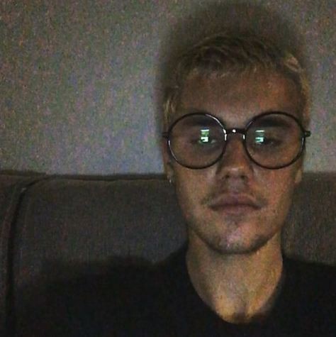 Os óculos arredondados de Justin Bieber (Foto: Reprodução/Instagram)