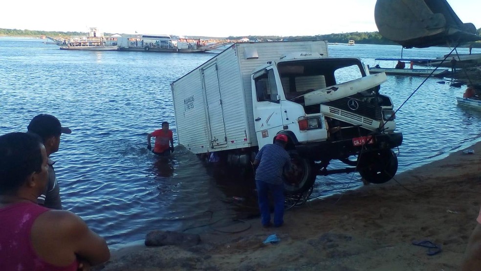 Caminhão foi retirada após quase 72 horas submerso — Foto: Jamanta News/Divulgação