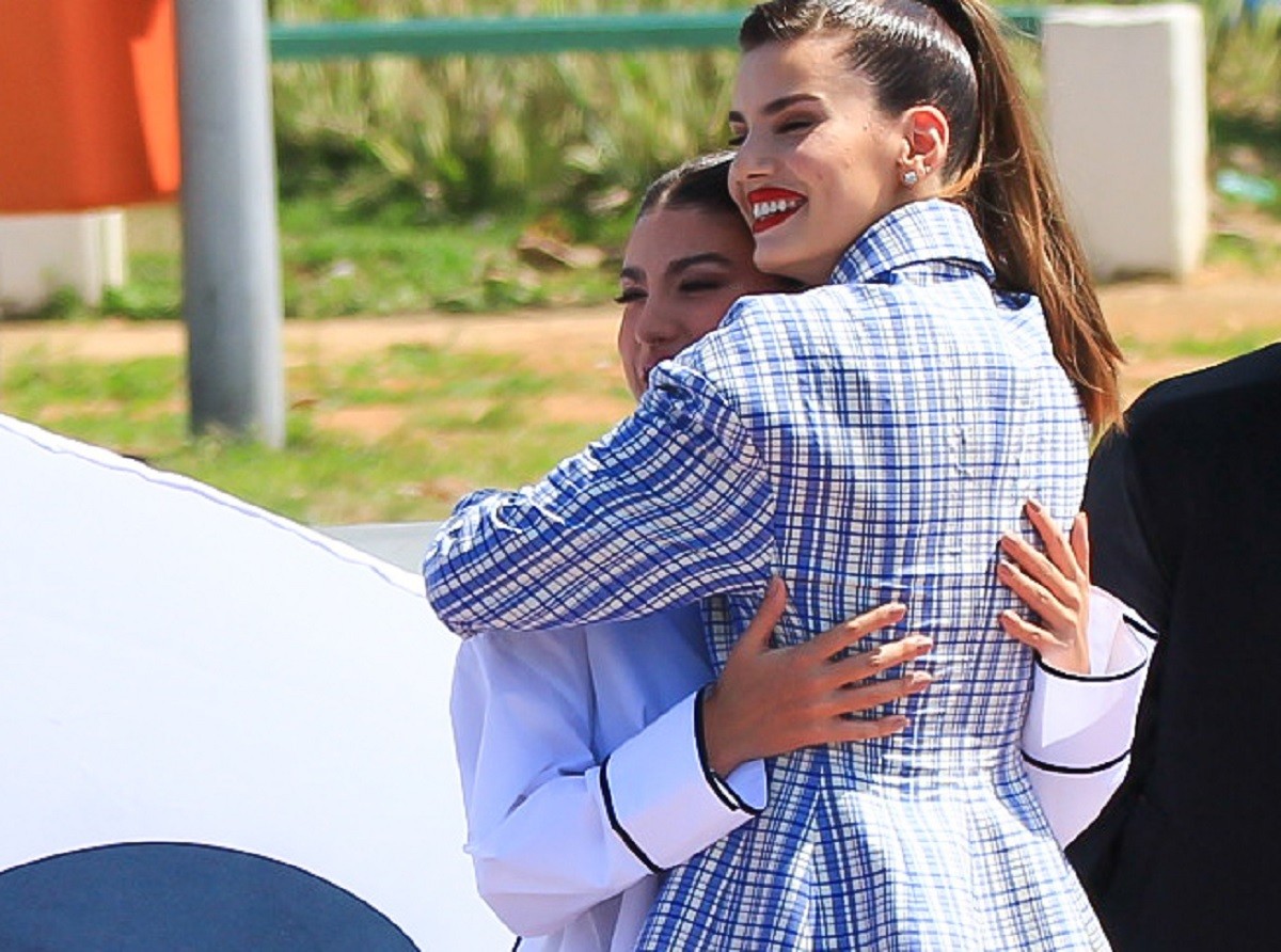 Camila Queiroz e Giovanna Grigio dão abraço caloroso em encontro na Barra (Foto: Fabricio Pioyani /Agnews)