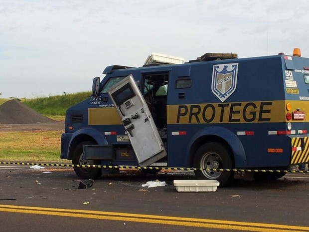 Criminosos explodiram o carro-forte para pegar o dinheiro  (Foto: Giliardy Freitas/ TV TEM)
