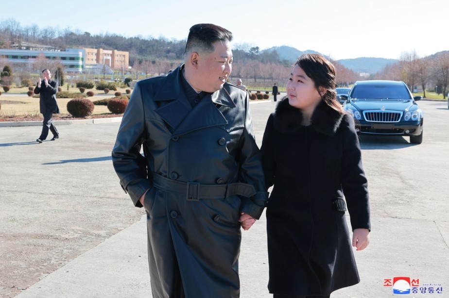 Líder norte-coreano Kim Jong-un e sua filha Kim Ju-ae em foto divulgada em 27 de novembro de 2022