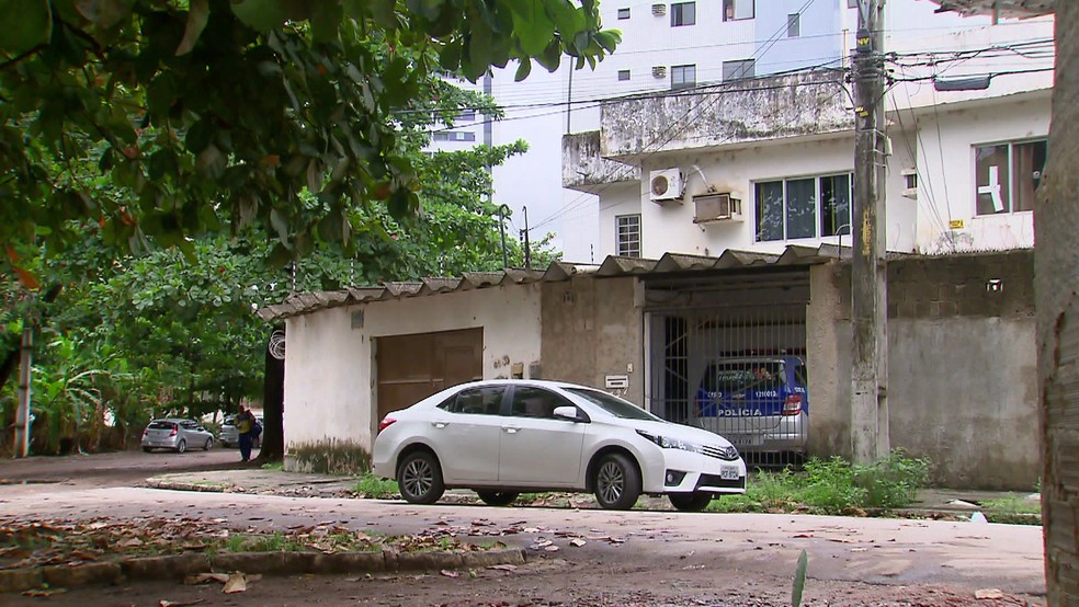 Viatura da PM estava estacionada na garagem de uma casa, na Zona Norte do Recife — Foto: Marcos Roberto/TV Globo