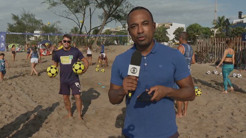 VÍDEO: repórter entra no mar ao vivo no Bom Dia Rio | Rio de Janeiro | G1