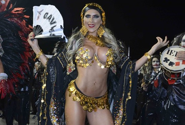Ana Pala Minerato com musa da Gaviões da Fiel no Carnaval 2015 (Foto: AgNews)